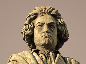 Foto einer Beethoven-Statue auf dem Bonner Münsterplatz - sepia